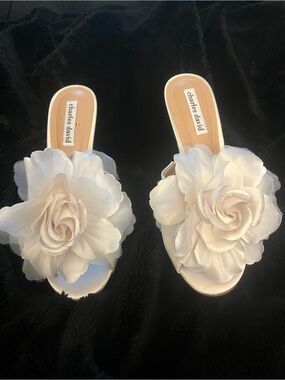 NWT retail $150. Size 9 Charles David Women's Ivory Floral Slide Sandals